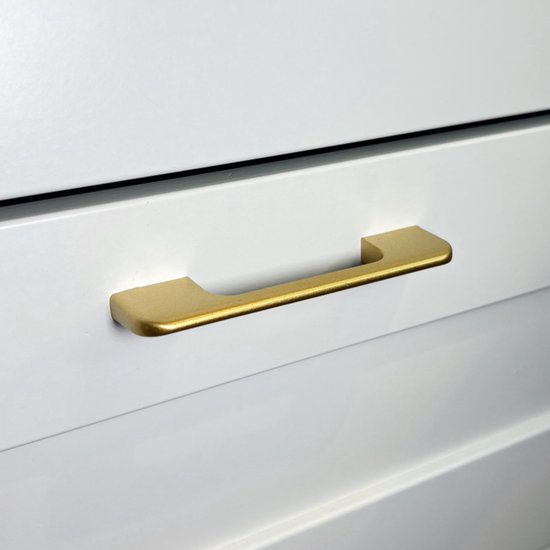 Gouden kastgreep met gebogen handvat, op een witte lade.