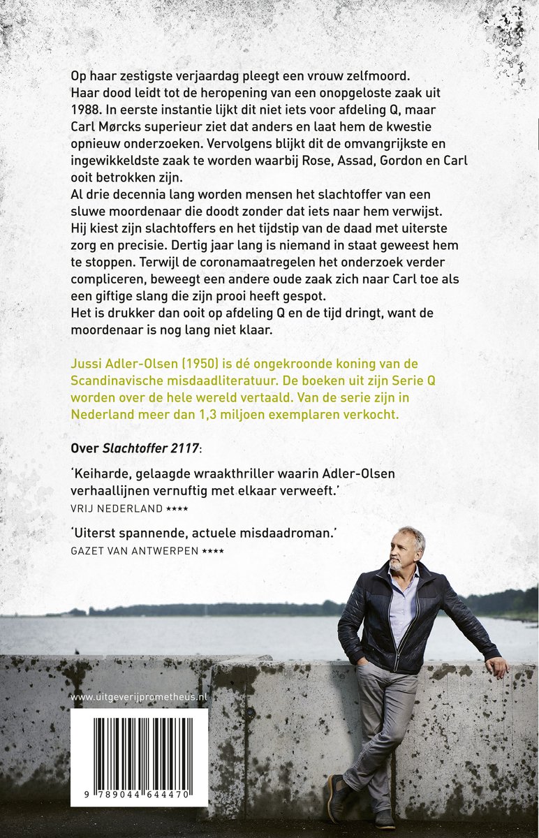 Man in leren jack kijkt weg van camera, staand voor water met boek kaft in beeld.
