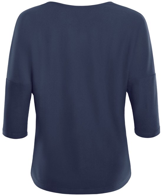 Donkerblauw shirt met driekwart mouwen, op een witte achtergrond.