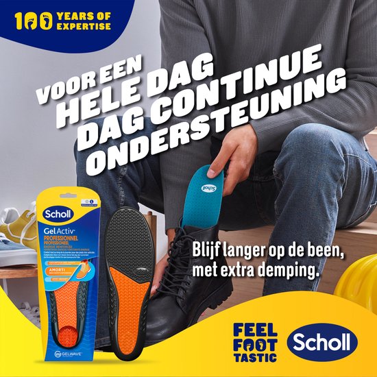Homme plaçant des semelles Scholl GelActiv Professionnel dans des chaussures de travail. Semelle orange et noire visible.