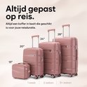 Vier roze koffers van verschillende formaten: 13", 20", 24" en 28", met indicatie voor reisduur.