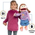 Meisje met paars vest, houdt handpop Amy vast met bruine vlechten en paarse trui.