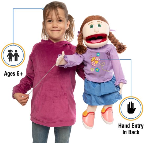 Meisje met paars vest, houdt handpop Amy vast met bruine vlechten en paarse trui.