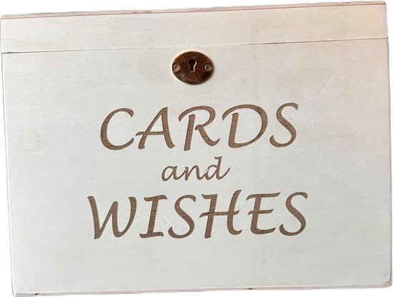 Houten kist met 'CARDS and WISHES' opdruk en een goudkleurig slotje.