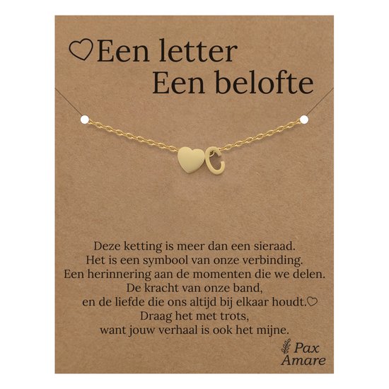 Gouden ketting met hartje en letter C op een cadeaukaart met tekst 'Een letter, een belofte'.