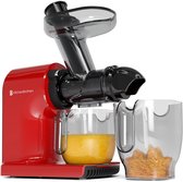 Rode slowjuicer met glazen kannen voor sap en pulp. De tuit van de machine druppelt sap in de voorste kan.