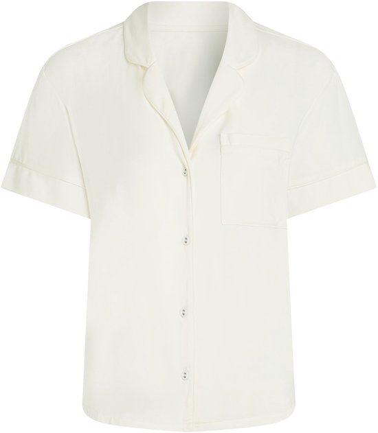 Crème pyjamashirt met korte mouwen, reverskraag en knoopsluiting.