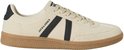 Zijaanzicht van beige suède sneaker met zwarte strepen en gummen zool.