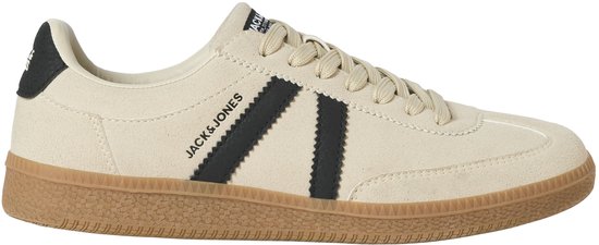 Zijaanzicht van beige suède sneaker met zwarte strepen en gummen zool.