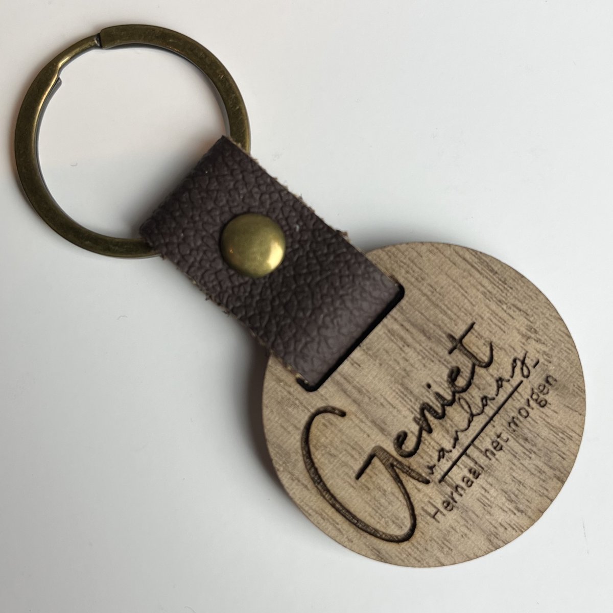 Lonnie - Sleutelhanger - Hout - Luxe afwerking met PU Leren detail- Gegraveerde tekst - Geniet vandaag en herhaal het morgen