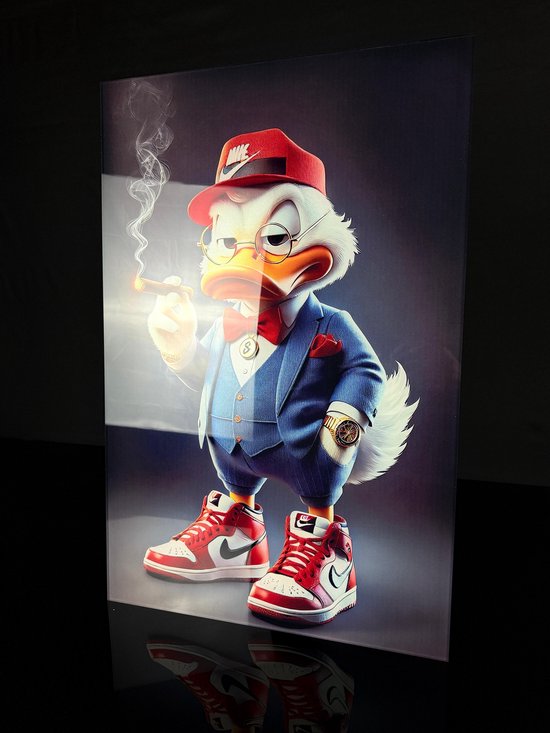 Donald Duck avec cigare, casquette rouge logo Nike, costume bleu, nœud papillon rouge, baskets rouges.