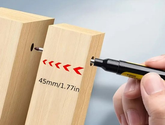 Zwarte diepgat markeerstift met rode pijlen die 45mm/1.77in aangeven op hout.