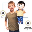 Jongen met handpop Bobbie (14 inch) die hij vasthoudt. De pop heeft zwart haar, blauwe ogen, een gestreepte trui en blauwe broek. Iconen tonen 'Vanaf 3 jaar' en 'Hand invoer via onderkant'.