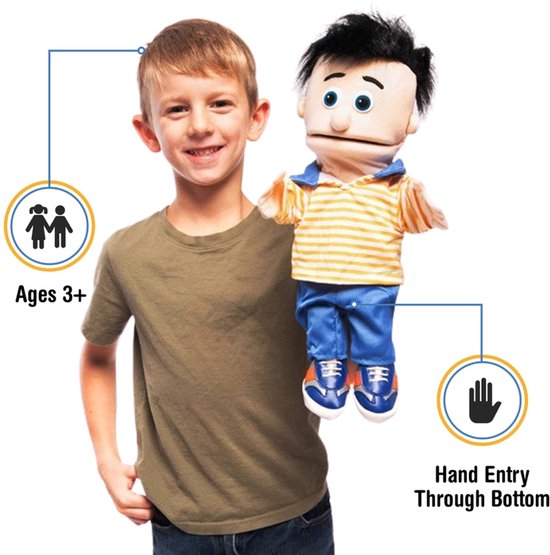 Jongen met handpop Bobbie (14 inch) die hij vasthoudt. De pop heeft zwart haar, blauwe ogen, een gestreepte trui en blauwe broek. Iconen tonen 'Vanaf 3 jaar' en 'Hand invoer via onderkant'.