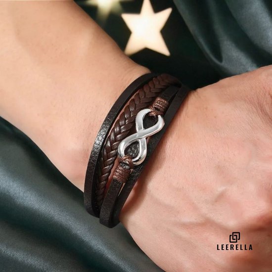 Bruine leren armband met gevlochten detail en infinity symbool op een pols.