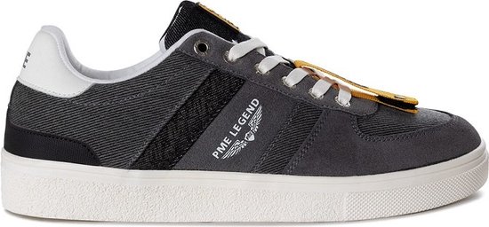 Basket grise PME Legend avec pendentif de lacet jaune et semelle blanche.