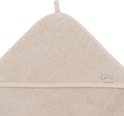 Close-up van een beige badcape met capuchon en Jollein label.