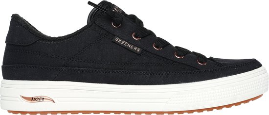Zwarte canvas sneaker met witte zool, roze details en 'Skechers' logo.