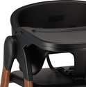 Détail de l'assise noire et du plateau d'une chaise haute Deryan avec pieds aspect bois.