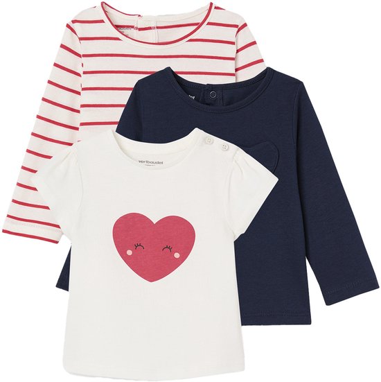 Lot de 3 hauts : blanc à cœurs, bleu marine à poche cœur et un haut rayé rouge et blanc.