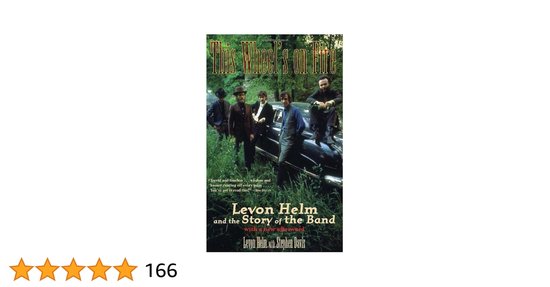 Boekomslag van "This Wheel's On Fire" met Levon Helm en The Band staand bij een auto. Tekst: "Lorrid and timeless..."