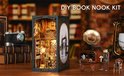 DIY Boek Nook Kit: een miniatuur filmstudio met camera's en meubels, naast decoratieve boeken.