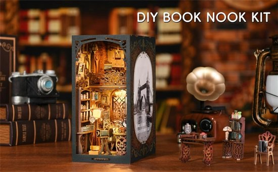 DIY Boek Nook Kit: een miniatuur filmstudio met camera's en meubels, naast decoratieve boeken.