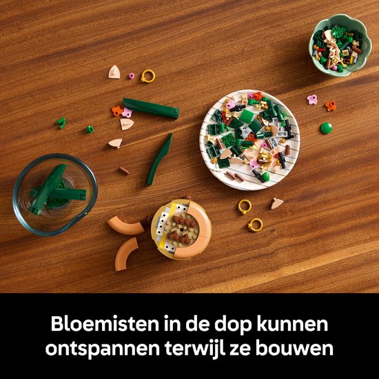 LEGO orchidonderdelen en bloemknoppen, met tekst 'Bloemisten in de dop kunnen ontspannen terwijl ze bouwen'.