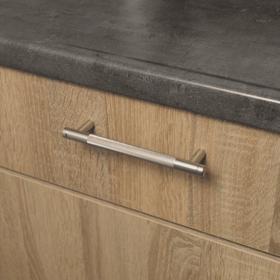 RVS handgreep met diamantpatroon op een houten ladefront.