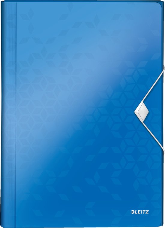 Een blauwe map met geometrisch patroon, sluitelastiek en een wit vakje.