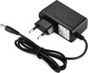 Zwarte voedingsadapter met Europese stekker, kabel en label met 'ADAPTER'.