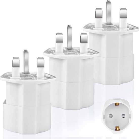 Set van drie witte reisadapters met type G stekker. Eén adapter met type G stopcontact is apart afgebeeld.