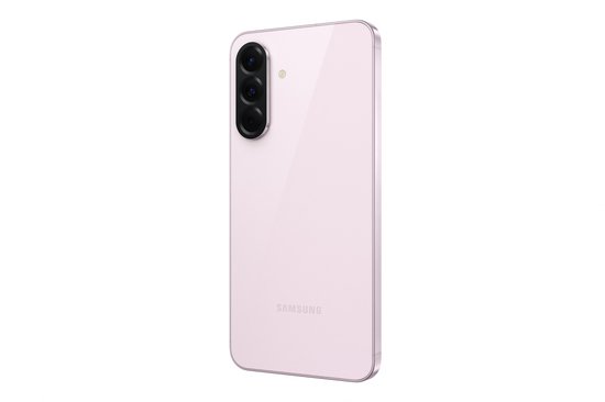 Achterkant van een lichtroze Samsung Galaxy A56 5G, met drievoudige camera opstelling.