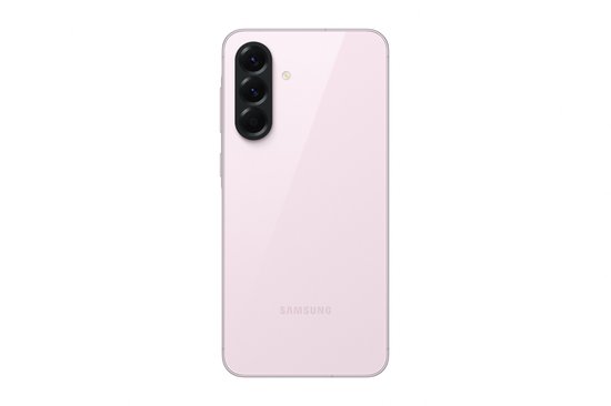 Achterkant van een lichtroze Samsung Galaxy A56 5G, met drievoudige camera opstelling.