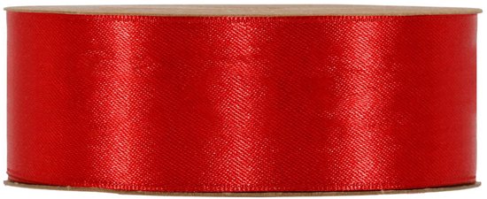 Une bobine de ruban de satin rouge.