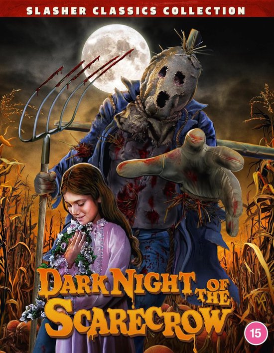 Een enge, bloederige vogelverschrikker met een zeis naast een meisje in een paars jurkje, in een maïsveld onder een volle maan. "Dark Night of the Scarecrow" logo.