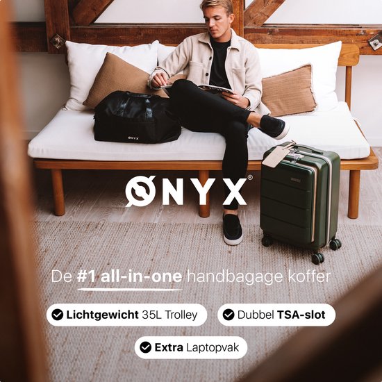 Groene koffer naast een zwarte duffel bag, met een man die op een bank zit. Lichtgewicht, 35L trolley, dubbel TSA-slot, extra laptopvak.