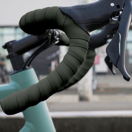 Olijfgroen stuurlint van BBB Cycling, met een zelfklevende en antislip afwerking.
