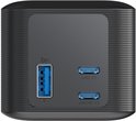 Zijkant van een zwarte powerbank met één blauwe USB-A poort en twee blauwe USB-C poorten.