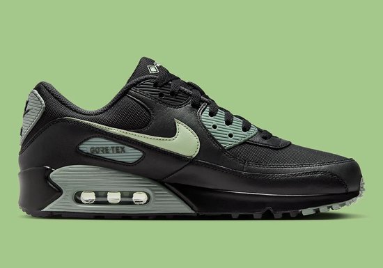Zwarte Nike Air Max 90 met GORE-TEX details, een groene Nike swoosh en een grijze tussenzool.