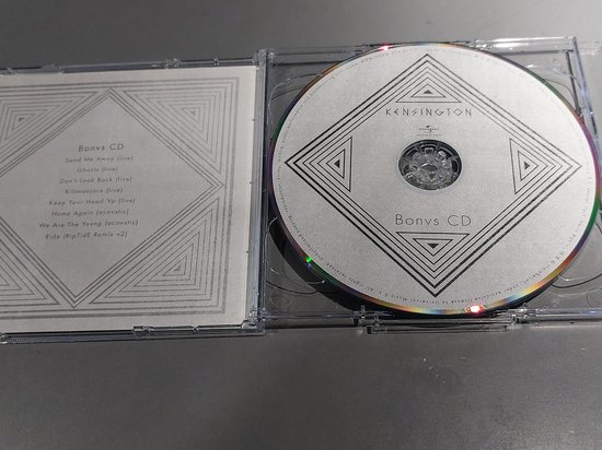 Open cd-hoesje met de bonus-cd, waarop 'Bonvs CD' en bandnaam 'Kensington' staan.