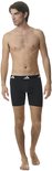 Model in zwart boxerhort met zwarte band met witte Adidas logo's.