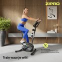 Vrouw traint op een zwarte hometrainer in een modern interieur, met tekst 'Train waar je wilt!'.