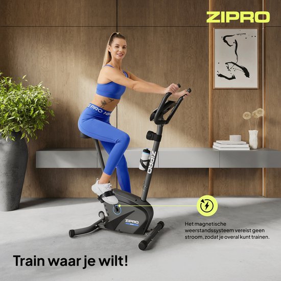 Vrouw traint op een zwarte hometrainer in een modern interieur, met tekst 'Train waar je wilt!'.