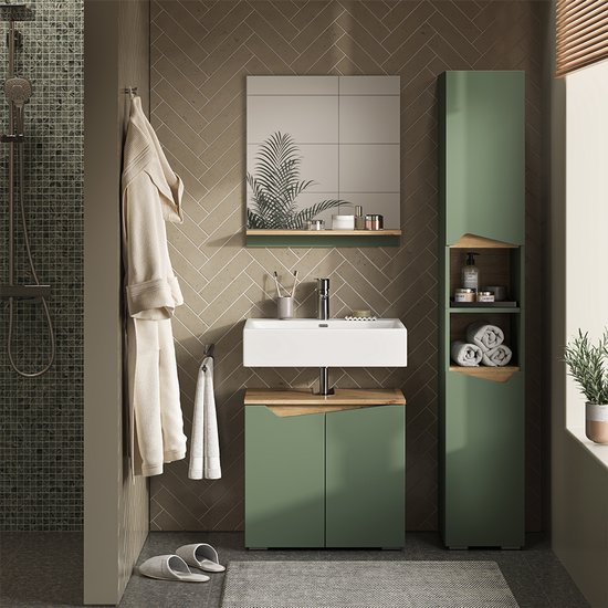 Groene badkamermeubels met houten details, waaronder een staande kast met handdoeken en toiletartikelen.
