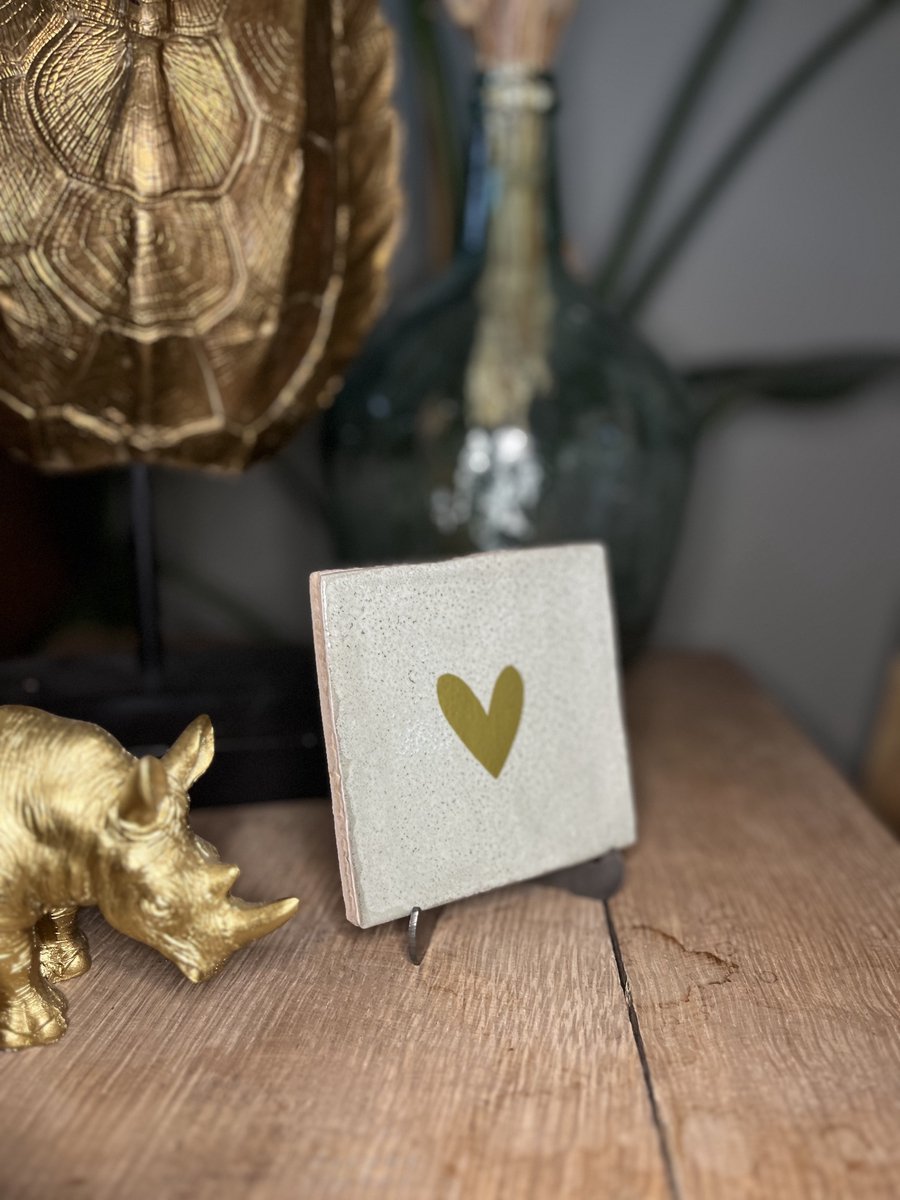 Mintgroene handvorm decoratie tegeltje met gouden hart