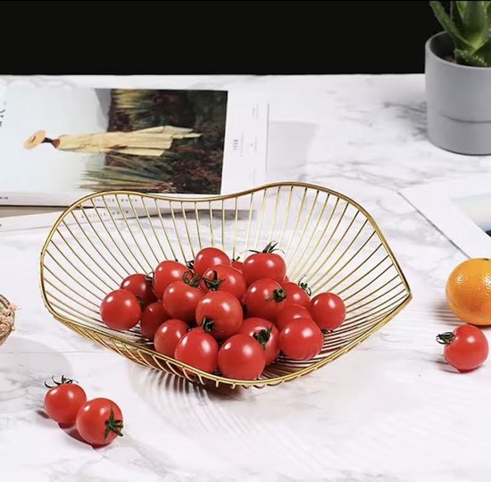 Gouden metalen fruitschaal gevuld met cherrytomaatjes.