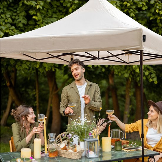 Mensen vieren feest onder een beige LifeGoods partytent.