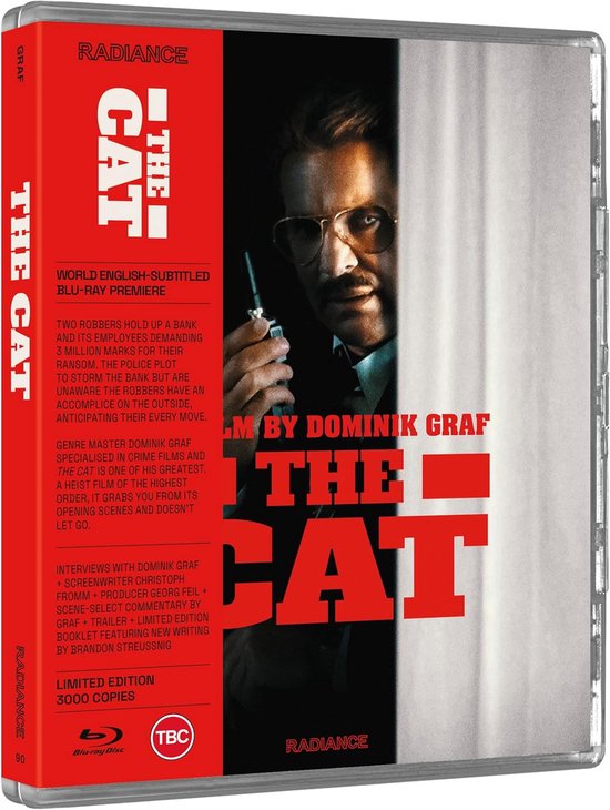 Hoes van The Cat Blu-ray. Links de rode titel met uitleg. Rechts een man met bril en snor, gekleed in een pak, met een apparaatje.