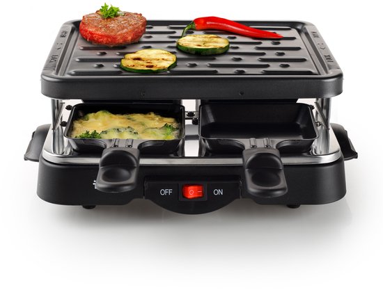 Zwarte gourmetset met op de plaat gegrilde biefstuk, courgette en peper, en kazen in de pannetjes.